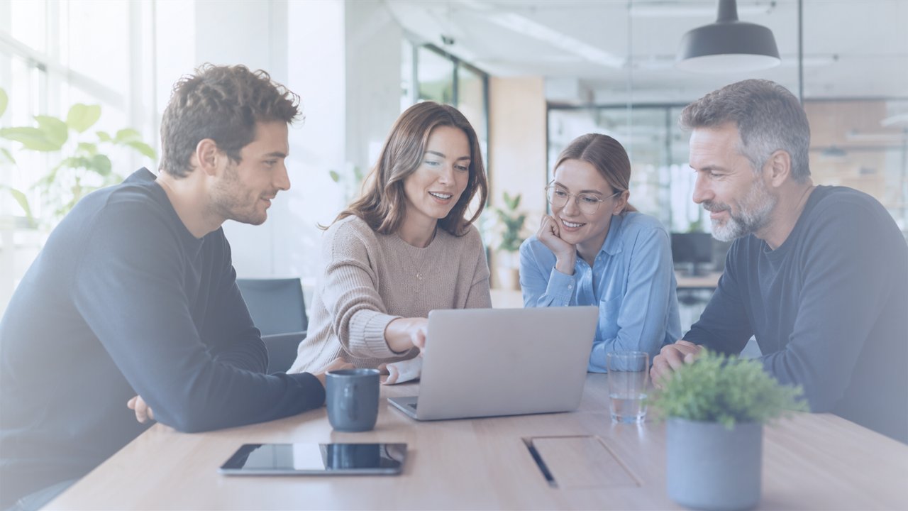 Team bespricht gemeinsame Werte und digitale Zusammenarbeit